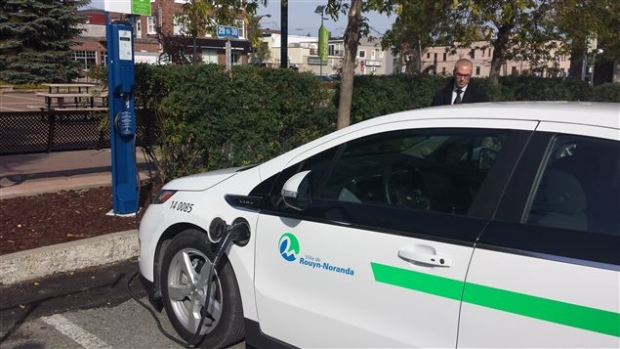Electric car charging at a station in Quebec's Circuit Electrique 