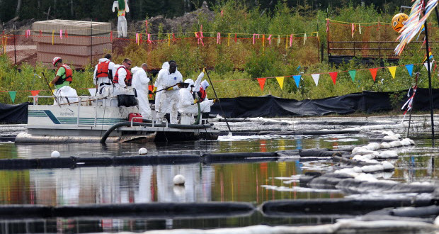 CNRL workers cleaning up bitumen on a marsh. (Ed Kaiser/Edmonton Journal)
