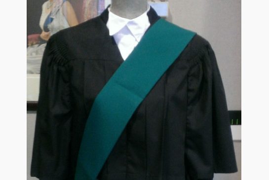 Robes worn by justices of the peace have a green sash.